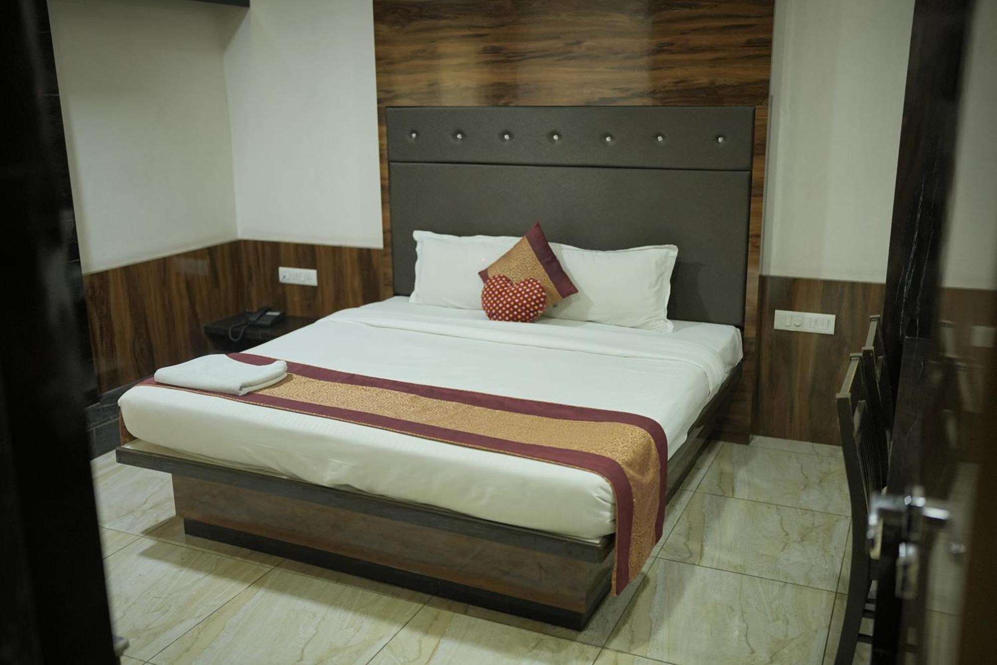 Atharva Hotel Kalaburagi Esterno foto